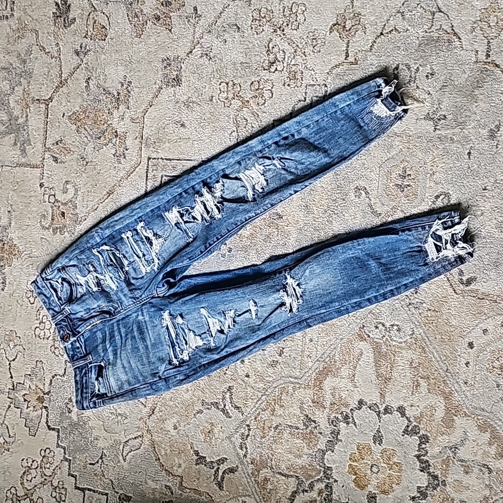 American Eagle Size 4 Short Curvy High Rise Jegging Distressed. Great condition